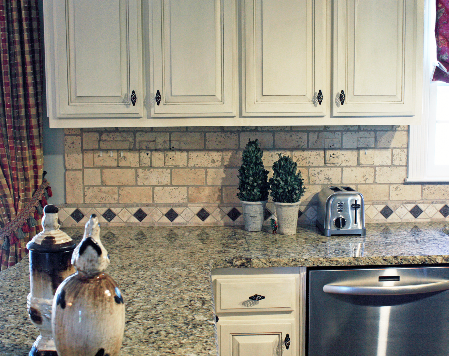 View this Mount Juliet customer’s kitchen cabinet transformation adding a warm modern Tuscan glaze look.