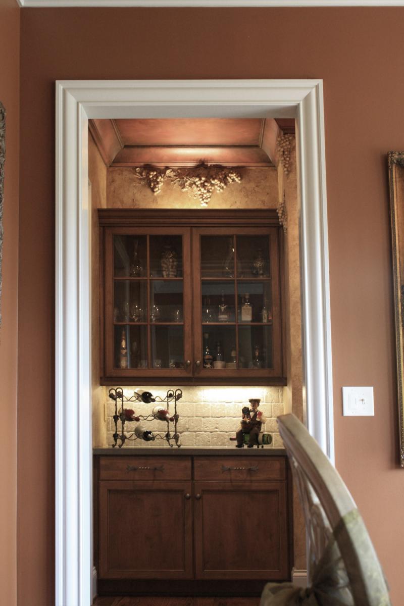 Faux Décor’s sculpted grapes and Tuscany plastered walls and faux copper ceiling for this Brentwood customer’s wine room.