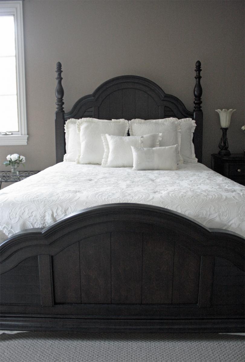 Beautiful custom colored walls in this Brentwood customer’s guest bedroom