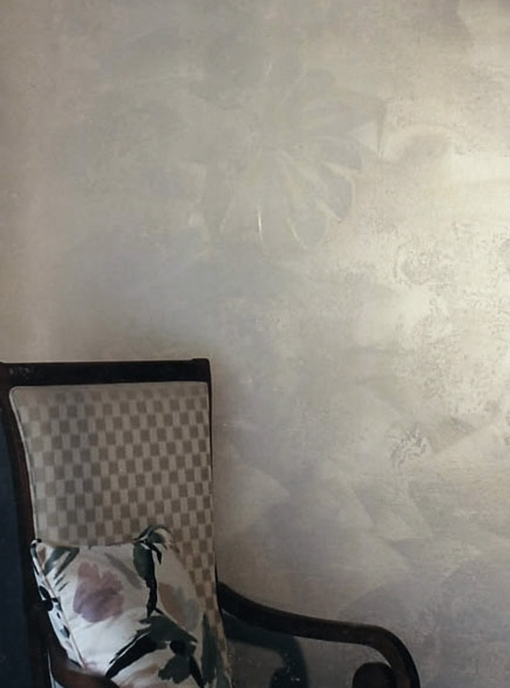 Pearlized plaster wall fan design.